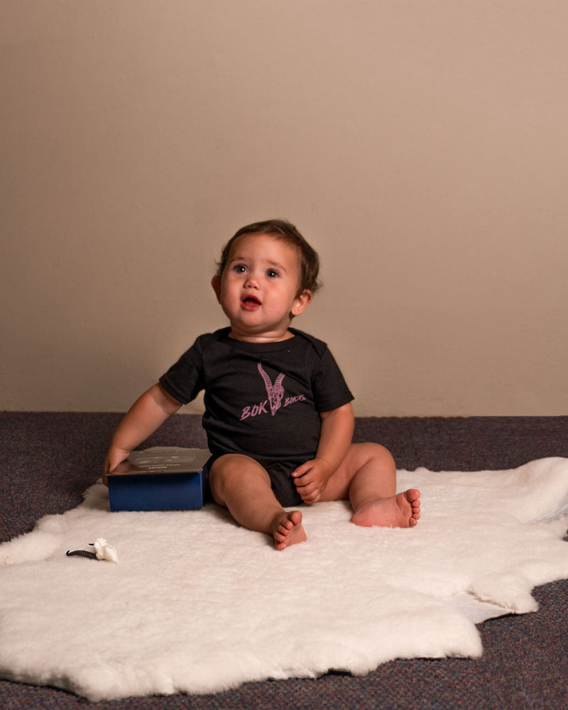 Load image into Gallery viewer, Bulletjie &amp; Bokkie Baby Grows - Skullies
